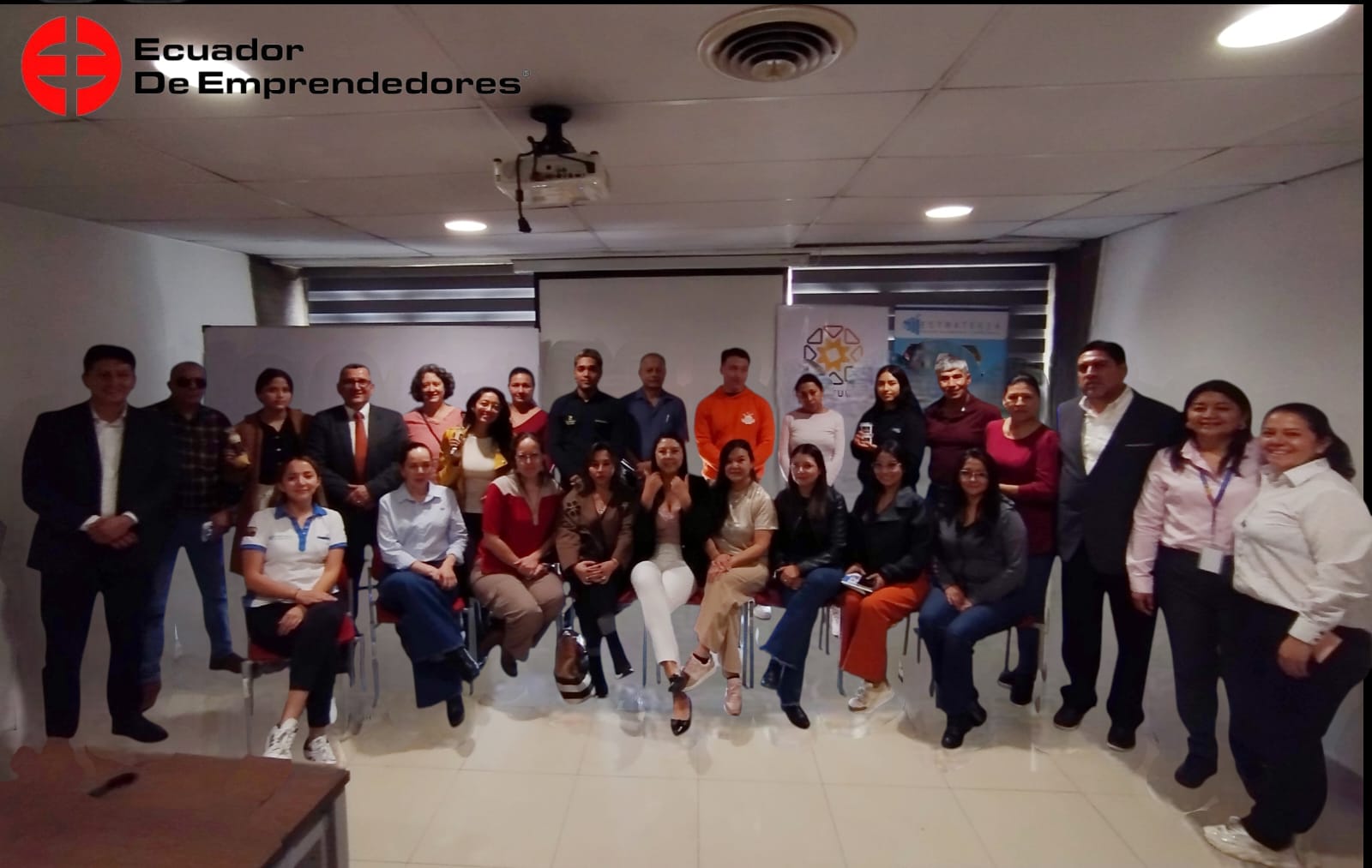 Sesión de mentoría empresarial con emprendedores ecuatorianos
