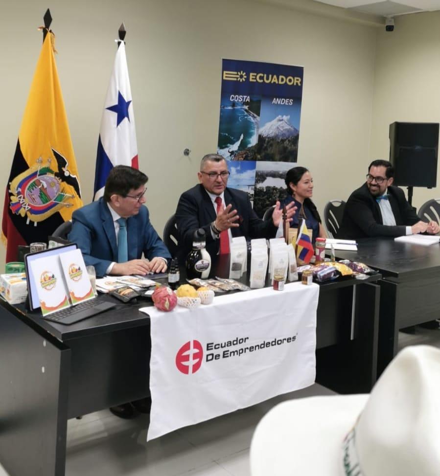 Equipo de Ecuador Emprendedor trabajando en conjunto para impulsar los emprendimientos del país